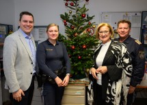 Landeshauptfrau Johanna Mikl-Leitner und Bürgermeister Christoph Kaufmann zum Weihnachtsbesuch bei der Polizei in Klosterneuburg.