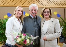 Im Bild von links nach rechts: Volksschuldirektorin Bettina Jaindl, Bürgermeister Johann Zimmermann und Landeshauptfrau Johanna Mikl-Leitner.