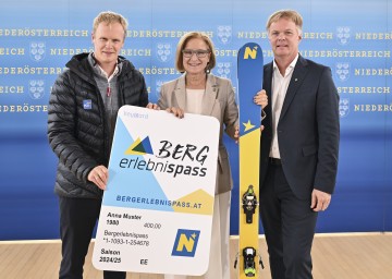 Landeshauptfrau Johanna Mikl-Leitner präsentierte gemeinsam mit Markus Redl, Geschäftsführer ecoplus Alpin (li.) und Michael Duscher, Geschäftsführer der NÖ Werbung (re.) den neuen „NÖ Bergerlebnispass“.