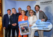 Landeshauptfrau Johanna Mikl-Leitner mit dem Team der Festspiele Berndorf rund um Theaterfest NÖ Obfrau und Intendantin Kristina Sprenger.