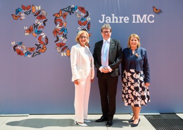 Landeshauptfrau Johanna Mikl-Leitner, Bildungsminister Martin Polaschek und Geschäftsführerin Ulrike Prommer anlässlich des 30. Jubiläums des IMC Krems.