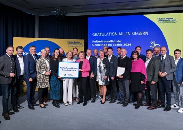 Landeshauptfrau Johanna Mikl-Leitner (vorne, Mitte) mit den Fest- und Ehrengästen sowie den Abordnungen der Siegergemeinden bei der Verleihung „Kulturfreundlichste Gemeinde 2023“ im Panoramasaal der Hypo NÖ in St. Pölten.