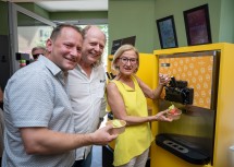 (v.l.) Bürgermeister Harald Riemer, Walter Brandhofer und Landeshauptfrau Johanna Mikl-Leitner.