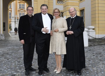 Im Bild von links nach rechts: Alexander Hauer, Michael Schade, Landeshauptfrau Johanna Mikl-Leitner, Abt Georg Wilfinger.