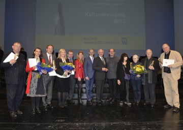 Mag. Alexandra Nagl (Novomatic AG), Mag. Erwin Hameseder (Raiffeisen-Holding Niederösterreich-Wien), Landeshauptmann Dr. Erwin Pröll und Gastredner Prof. August Schmölzer (Mitte) gratulierten den Würdigungspreisträgern: Rudolf Polanszky (Bildende Kunst), Elisabeth Schimana, Bakk. (Medienkunst), LAbg. Bgm. Dr. Martin Michalitsch und Mag. Daniela Quatember (Sonderpreis 2013, Öffentliche Bibliotheken in Niederösterreich), Mag. Helmut Haberfellner (Erwachsenenbildung), Dr. h.c. Friederike Mayröcker (Literatur), Prof. Dr. Helga Maria Wolf (Volkskultur und Kulturinitiativen), Prof. Dr. Robert Herzl (Darstellende Kunst), Univ.-Prof. Christoph Cech (Musik) (v.l.n.r.)