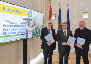 Details zum Landesbudget 2024 präsentiert: Mag. Georg Bartmann, Leiter der Gruppe Finanzen beim Amt der NÖ Landesregierung, Finanzlandesrat Ludwig Schleritzko, Budgetdirektor Franz Spazierer, MPA, (v.l.n.r.)