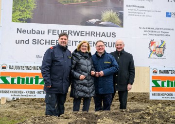 Beim Spatenstich für das neue Feuerwehr- und Sicherheitszentrum in Kirchberg am Wagram: Feuerwehrkommandant Martin Freiberger-Scharl, Landeshauptfrau Johanna Mikl-Leitner, Bürgermeister Franz Aigner und Bezirkshauptmann Andreas Riemer.