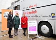 Andrea Brunner, Geschäftsführerin der Aids Hilfe Wien, Gesundheitslandesrätin Ulrike Königsberger-Ludwig und Regina Klenk, designierte NÖ Sanitätsdirektorin, beim „Bus für sexuelle Gesundheit“, der niederschwellige, anonyme HIV-Tests in allen fünf NÖ Gesundheitsregionen bietet. Start ist heute ab 15 Uhr beim Klangturm St. Pölten.