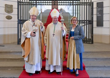 Landeshauptfrau Johanna Mikl-Leitner mit dem neuen Propst des Stiftes Klosterneuburg, Anton Höslinger, sowie Kardinal Christoph Schönborn, der die Benediktion vornahm.