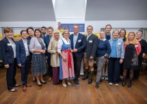 Gruppenfoto mit Landeshauptfrau und ARGE-Vorsitzender Johanna Mikl-Leitner nach der Vorstandssitzung der „Europäischen ARGE Landentwicklung und Dorferneuerung“.