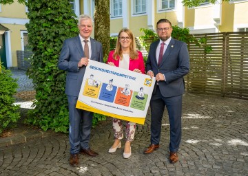 Mehr Gesundheitskompetenz für Niederösterreich „Gut informiert. Gesund leben. Besser entscheiden“. Im Bild von links nach rechts: Landesrat Anton Kasser, Gesundheitsstaatssekretärin Ulrike Königsberger-Ludwig, und „Tut gut!“-Geschäftsführer Erwin Zeiler