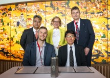 Unterzeichnung zwischen Hydrosolid und Sumida: Sitzend Lukas Renz (CEO Hydrosolid) und Mike Kojima (Executive Vice Presideent Sumida) stehend Ken Terao (Head of New Business Development Sumida), Landeshauptfrau Johanna Mikl-Leitner und Franz Renz, Universitätsprofessor in Hannover.