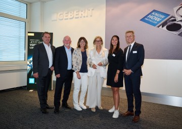 Wirtschaftskammer NÖ Präsident Wolfgang Ecker, Lehrlingsausbildner Heinz Amberger, Arbeiterkammer NÖ Vizepräsidentin Angela Fischer, Landeshauptfrau Johanna Mikl-Leitner, Stefanie Blaschek und Geschäftsführer Helmut Schwarzl (v.l.n.r.)