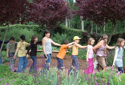 Kindergruppe bei einer Lernübuung im Garten